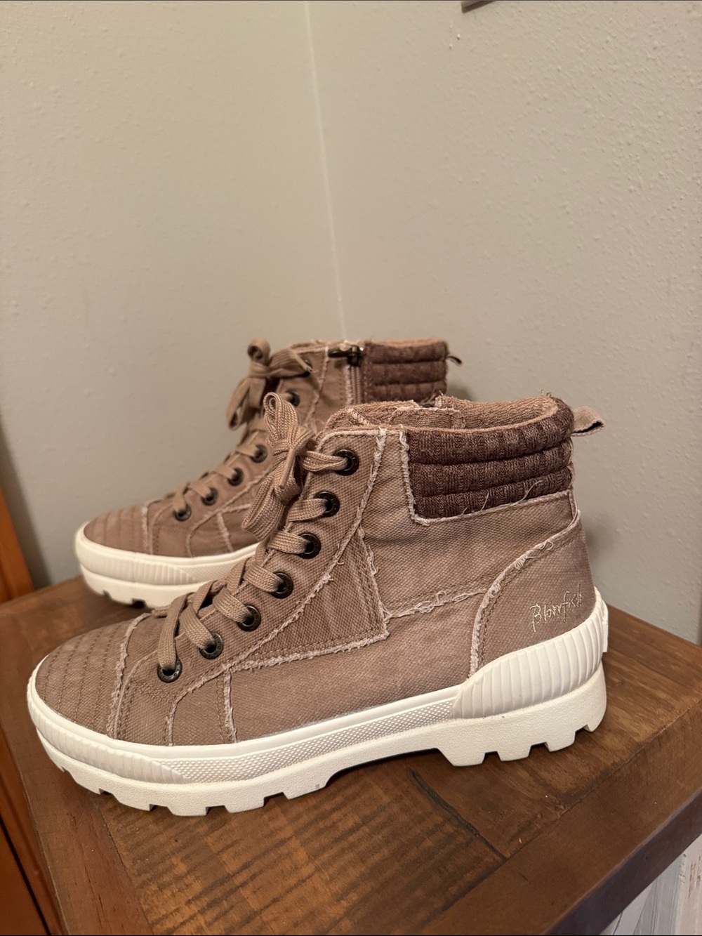 NWT Blowfish Women’s High-Top Boots in Taupe - 10